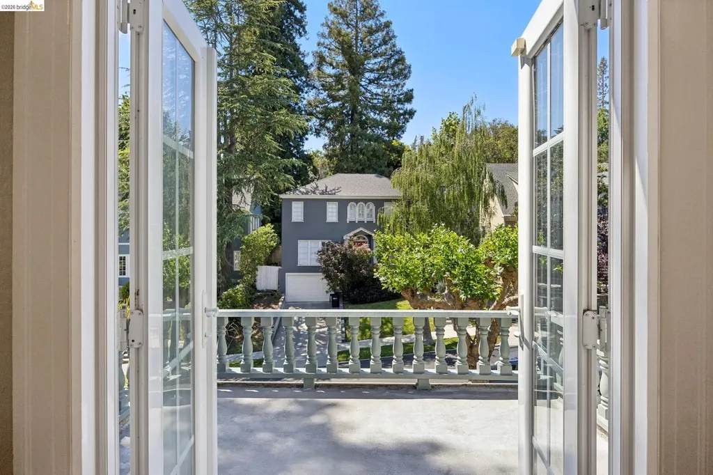 976 Grosvenor Place Oakland CA 94610