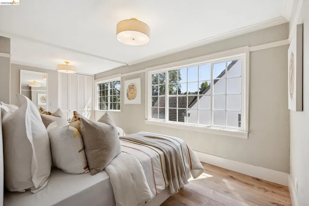 976 Grosvenor Place Oakland CA 94610