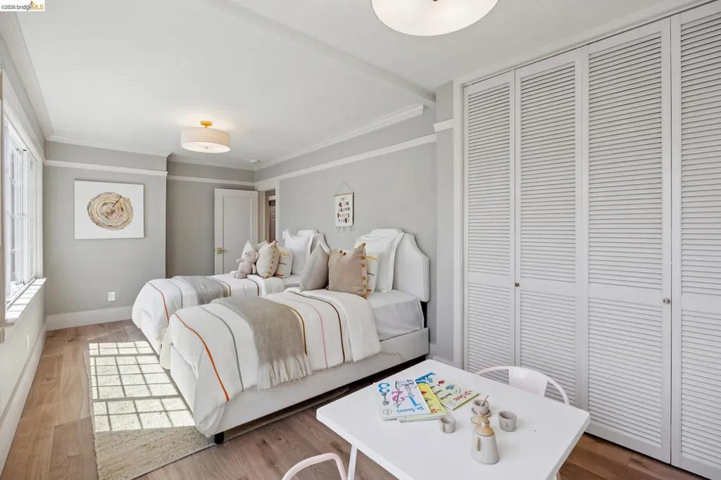976 Grosvenor Place Oakland CA 94610