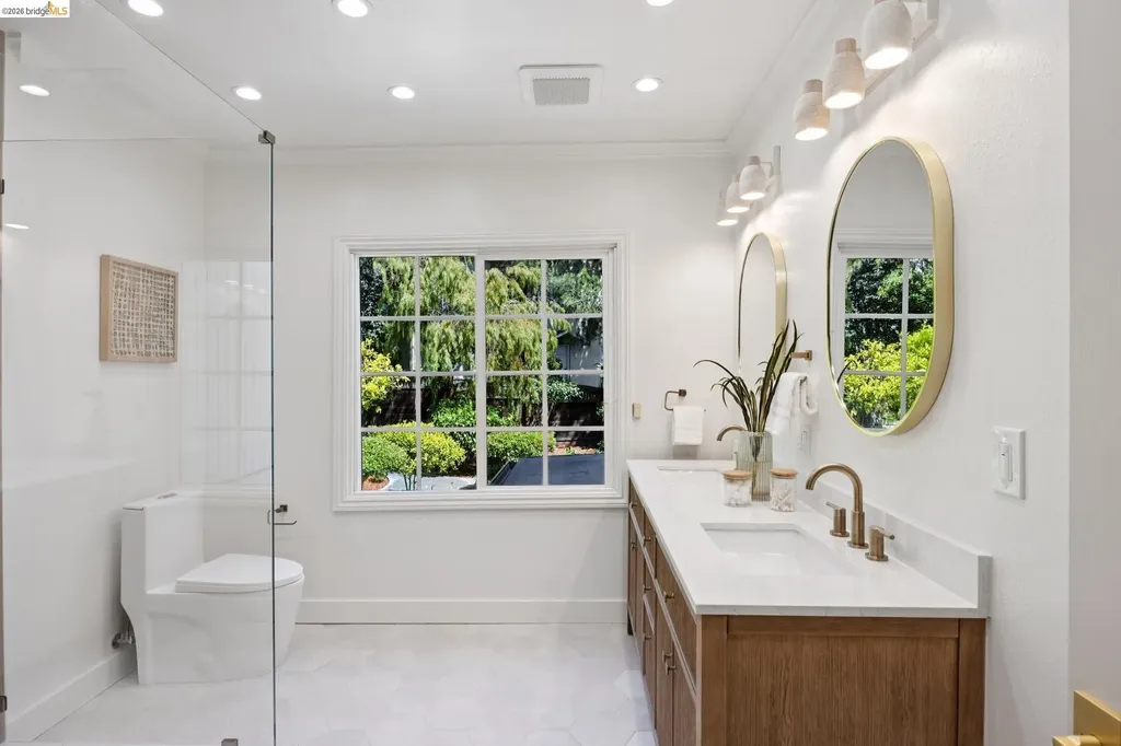 976 Grosvenor Place Oakland CA 94610