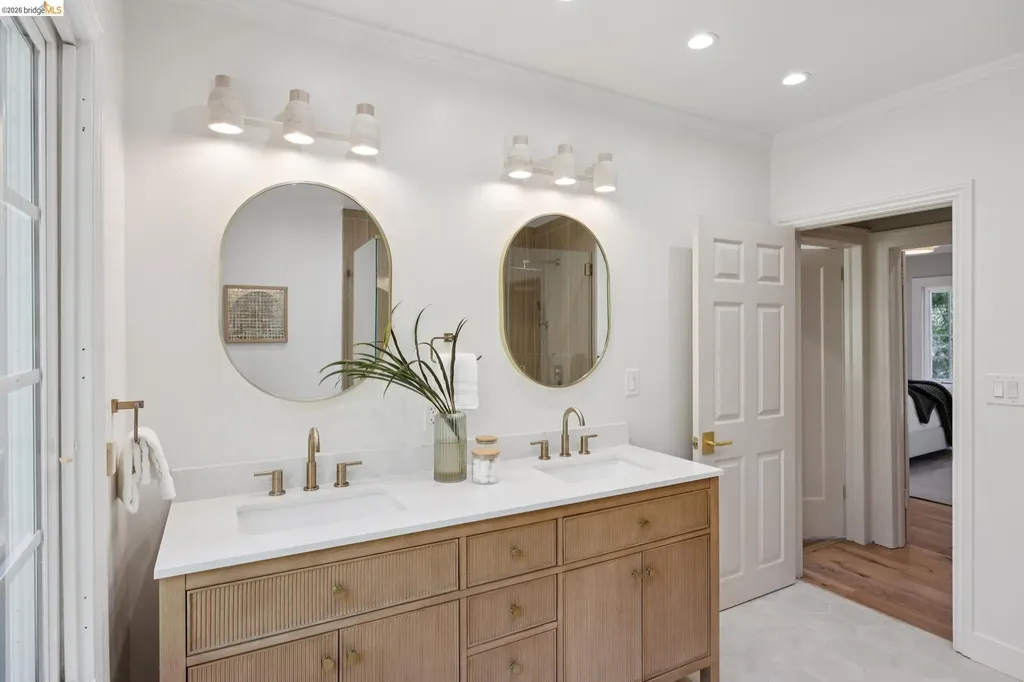 976 Grosvenor Place Oakland CA 94610