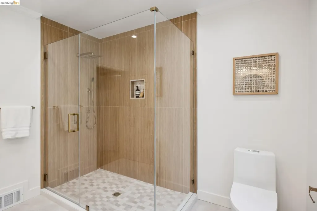 976 Grosvenor Place Oakland CA 94610