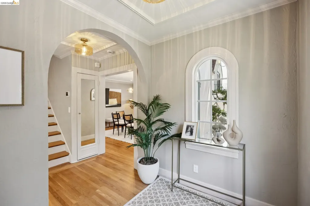 976 Grosvenor Place Oakland CA 94610