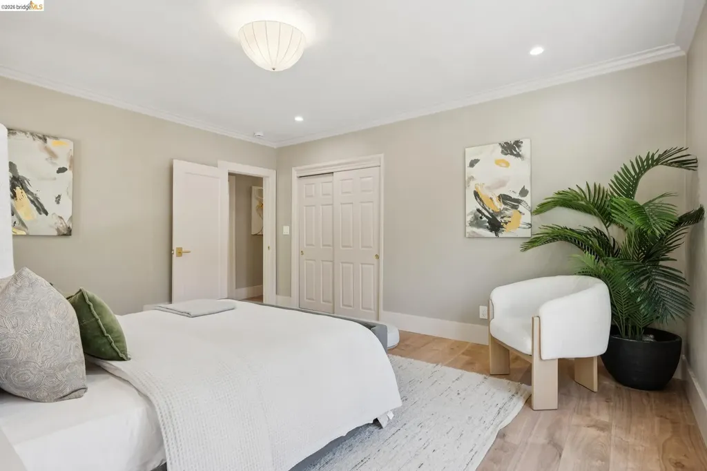 976 Grosvenor Place Oakland CA 94610