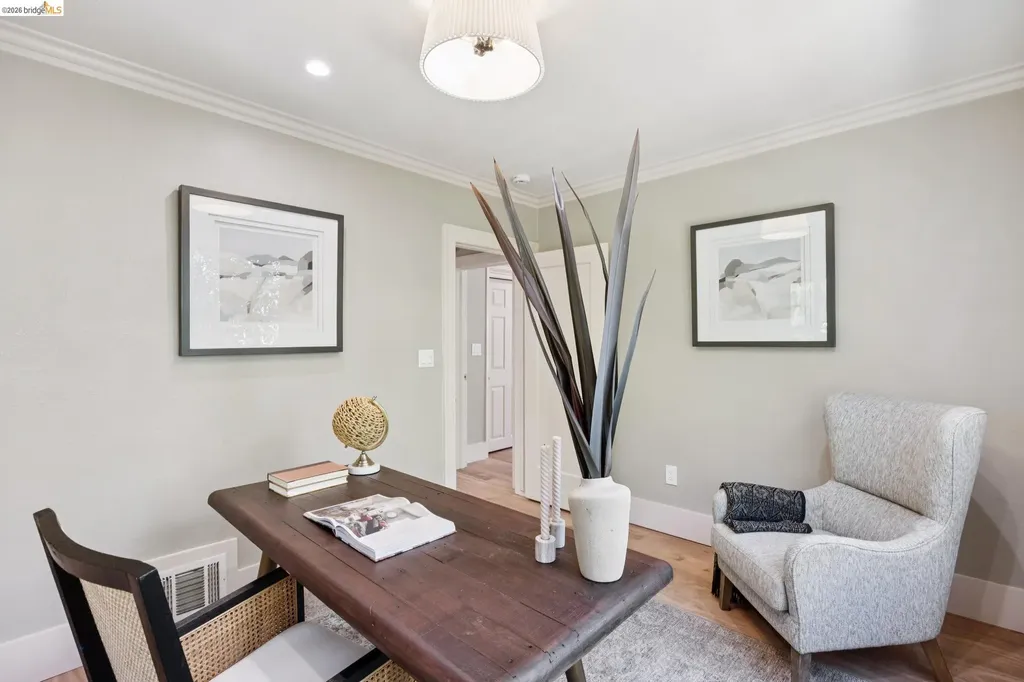 976 Grosvenor Place Oakland CA 94610