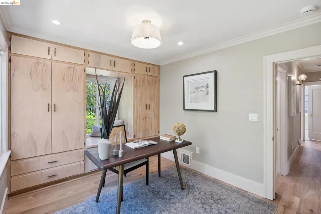 976 Grosvenor Place Oakland CA 94610