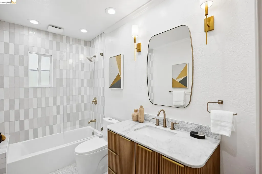976 Grosvenor Place Oakland CA 94610
