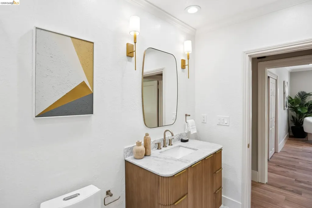 976 Grosvenor Place Oakland CA 94610