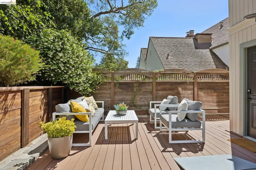 976 Grosvenor Place Oakland CA 94610