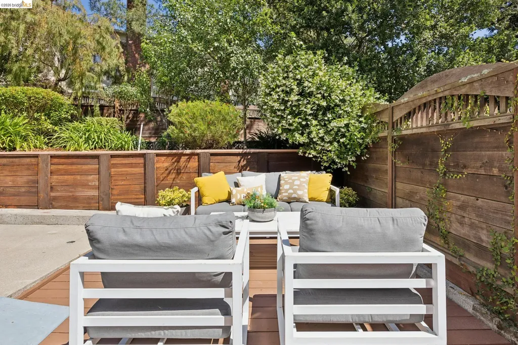 976 Grosvenor Place Oakland CA 94610