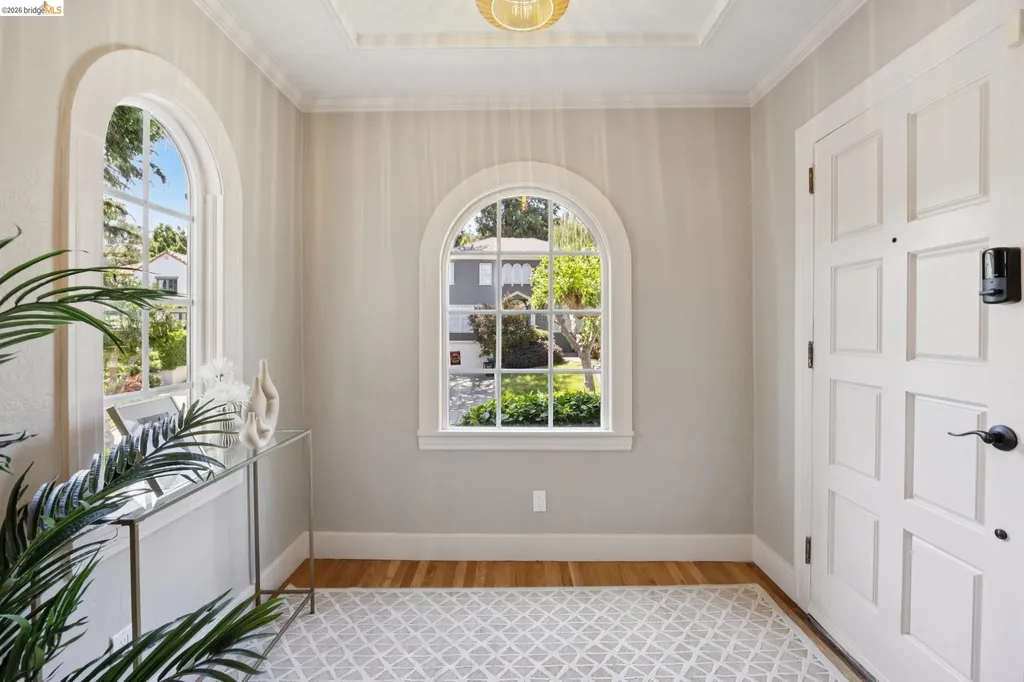 976 Grosvenor Place Oakland CA 94610