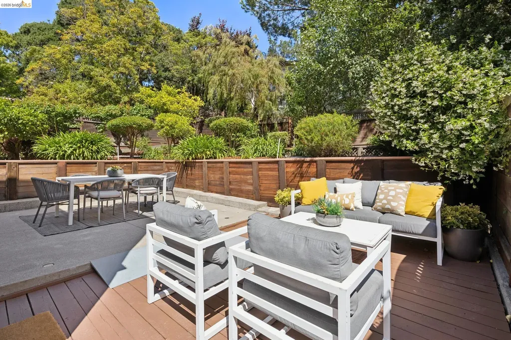 976 Grosvenor Place Oakland CA 94610