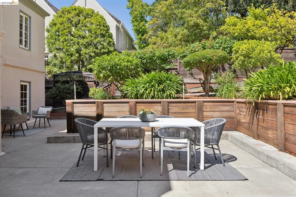 976 Grosvenor Place Oakland CA 94610