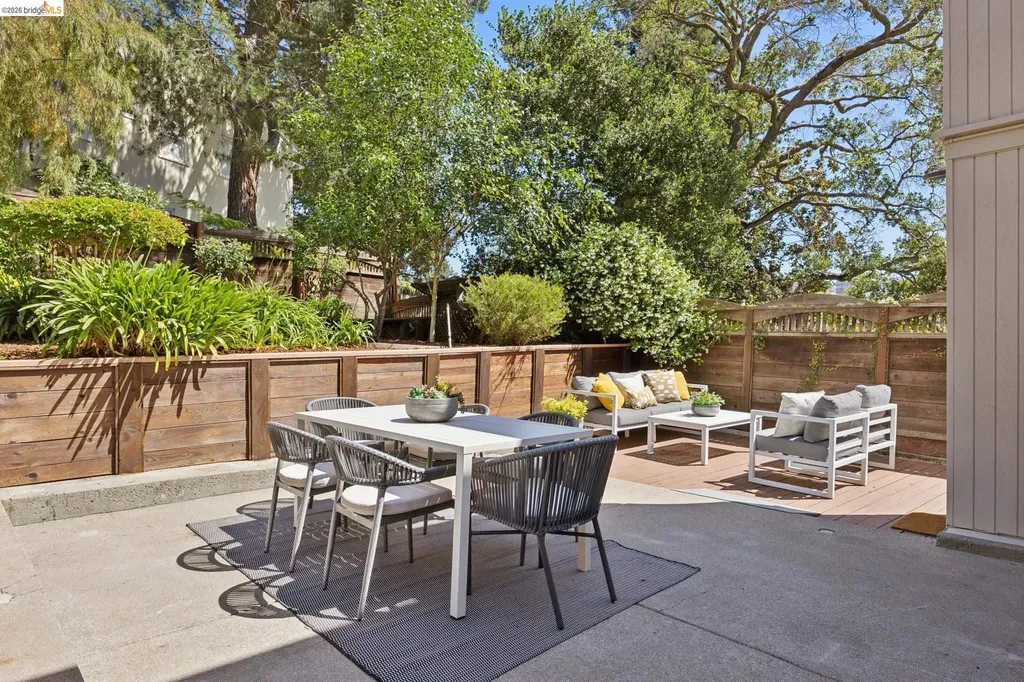 976 Grosvenor Place Oakland CA 94610