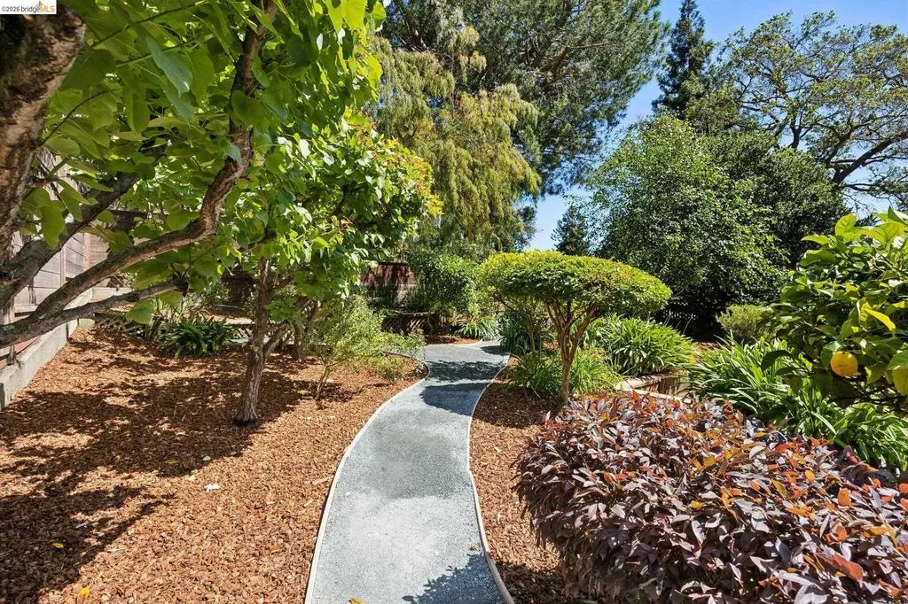 976 Grosvenor Place Oakland CA 94610