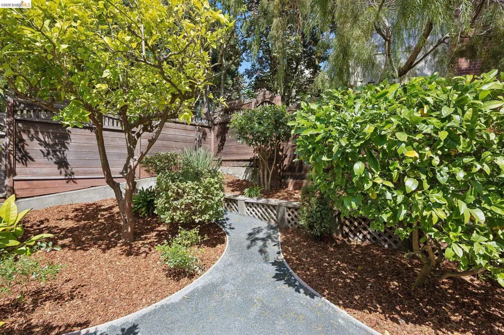 976 Grosvenor Place Oakland CA 94610