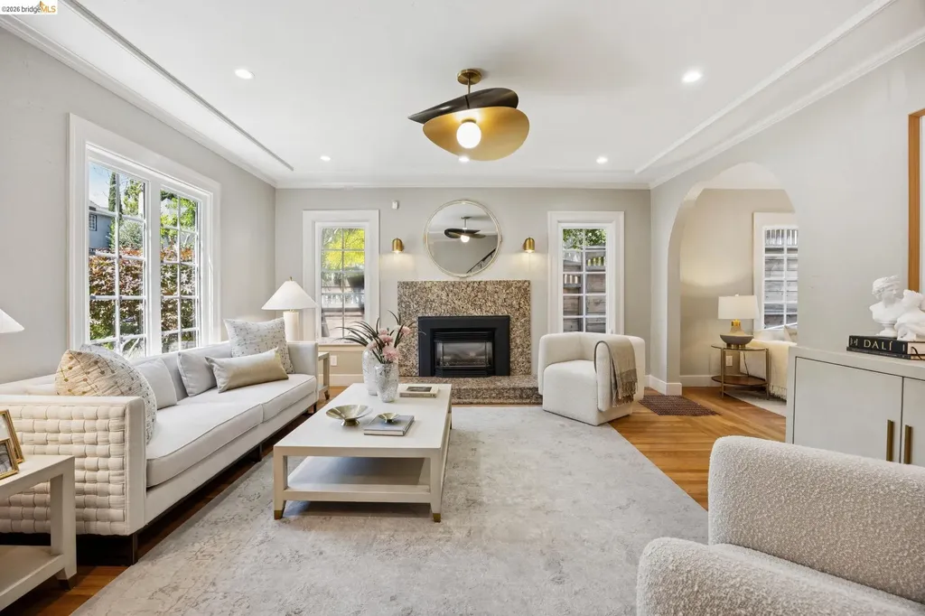976 Grosvenor Place Oakland CA 94610