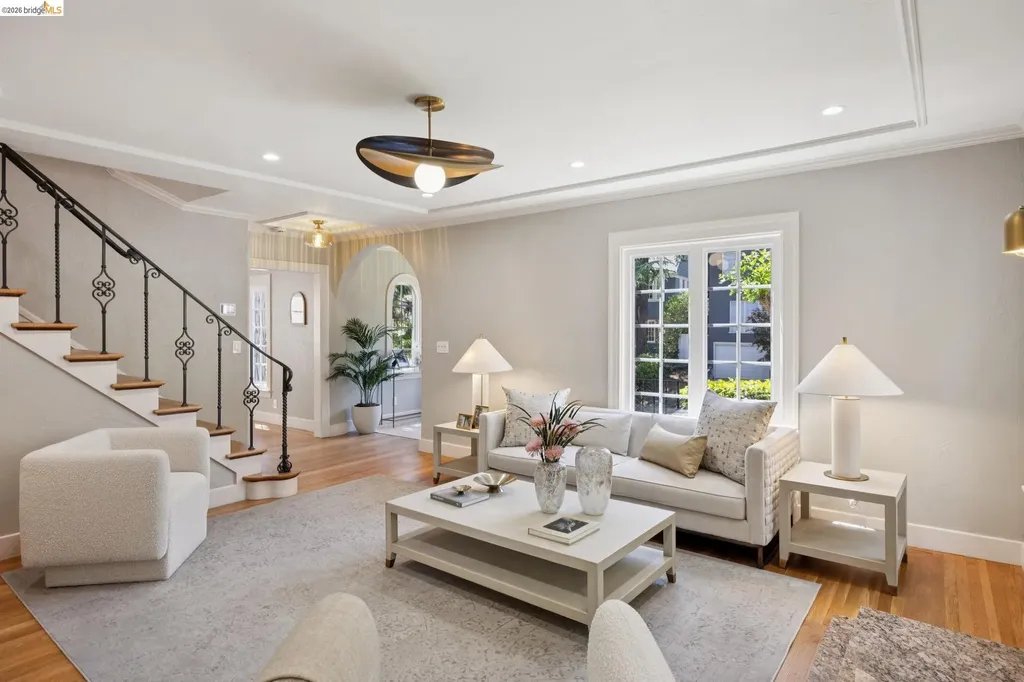 976 Grosvenor Place Oakland CA 94610