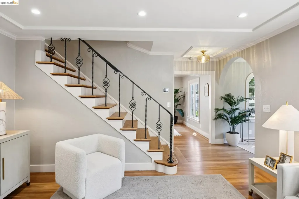 976 Grosvenor Place Oakland CA 94610