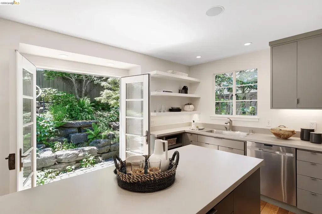 454 Vincente Avenue Berkeley CA 94707