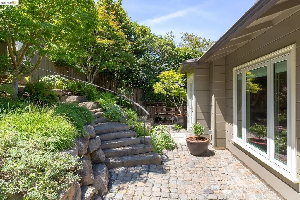 454 Vincente Avenue Berkeley CA 94707