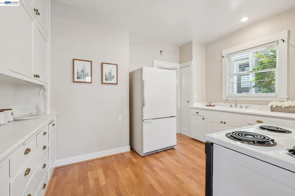 1915 Alameda Avenue Alameda CA 94501