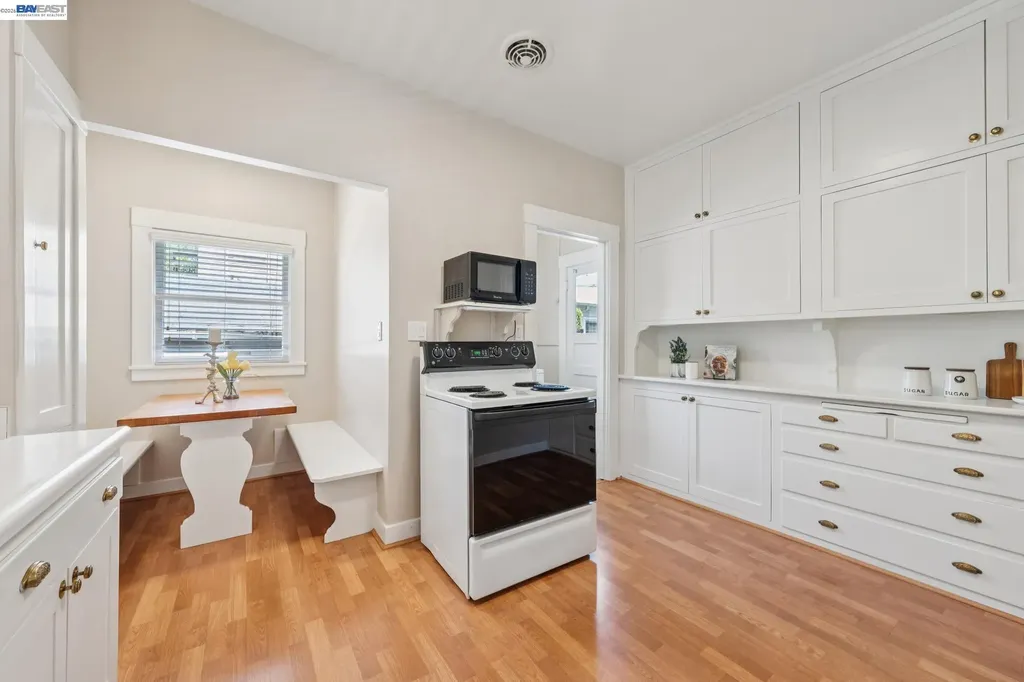 1915 Alameda Avenue Alameda CA 94501