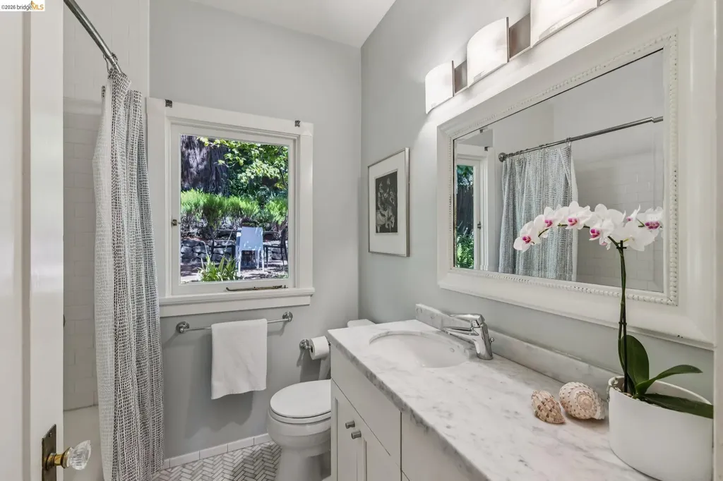 8 Mosswood Road Berkeley CA 94704