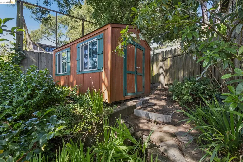 8 Mosswood Road Berkeley CA 94704