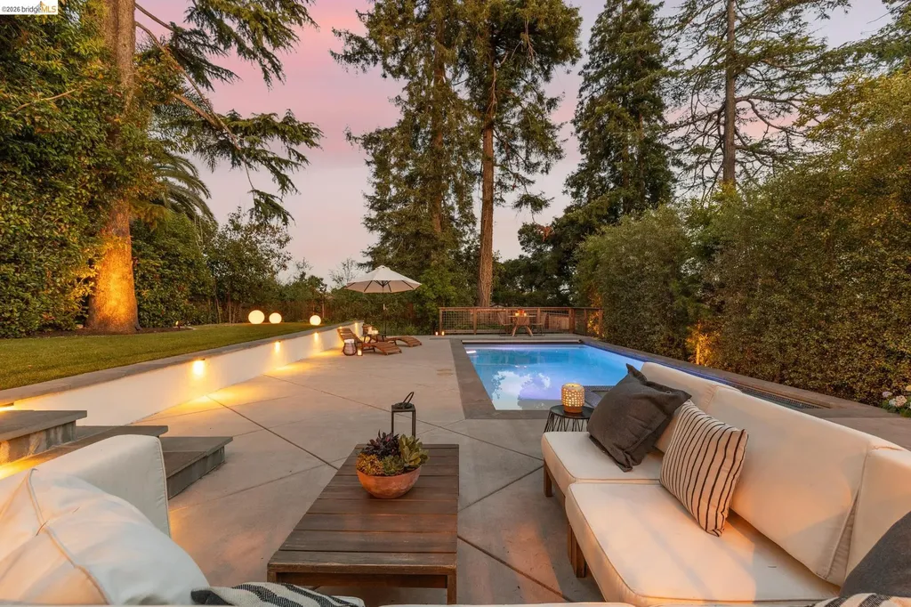 1115 Clarendon Crescent Oakland CA 94610