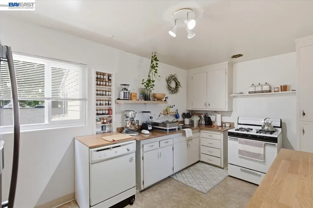882 Tennyson Road Hayward CA 94544