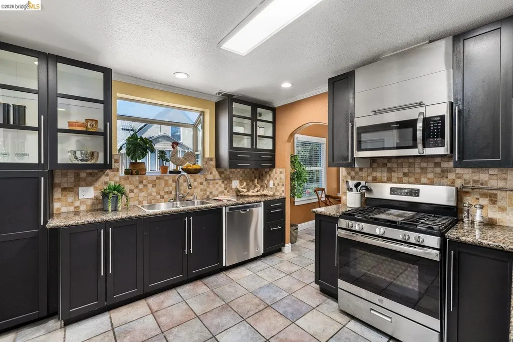 7523 Outlook Avenue Oakland CA 94605