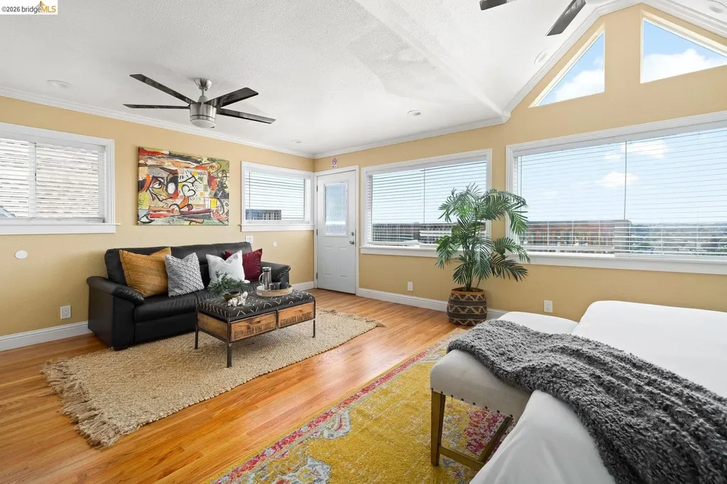 7523 Outlook Avenue Oakland CA 94605