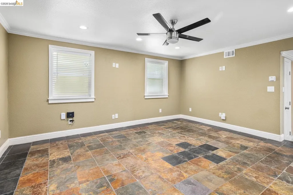 7523 Outlook Avenue Oakland CA 94605