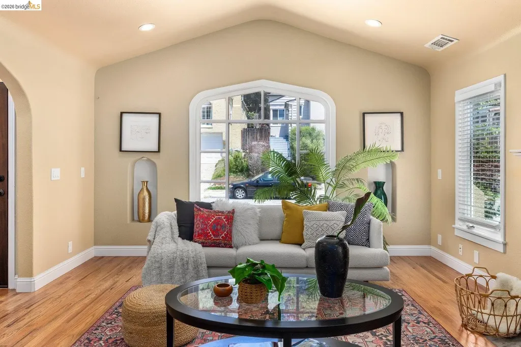 7523 Outlook Avenue Oakland CA 94605