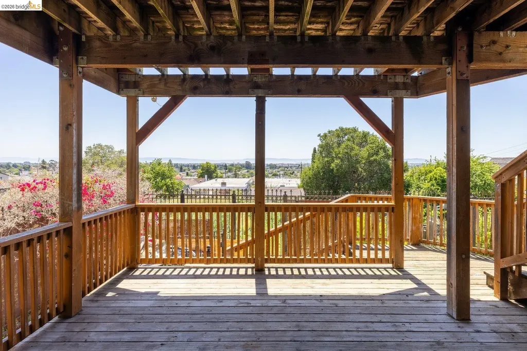 7523 Outlook Avenue Oakland CA 94605