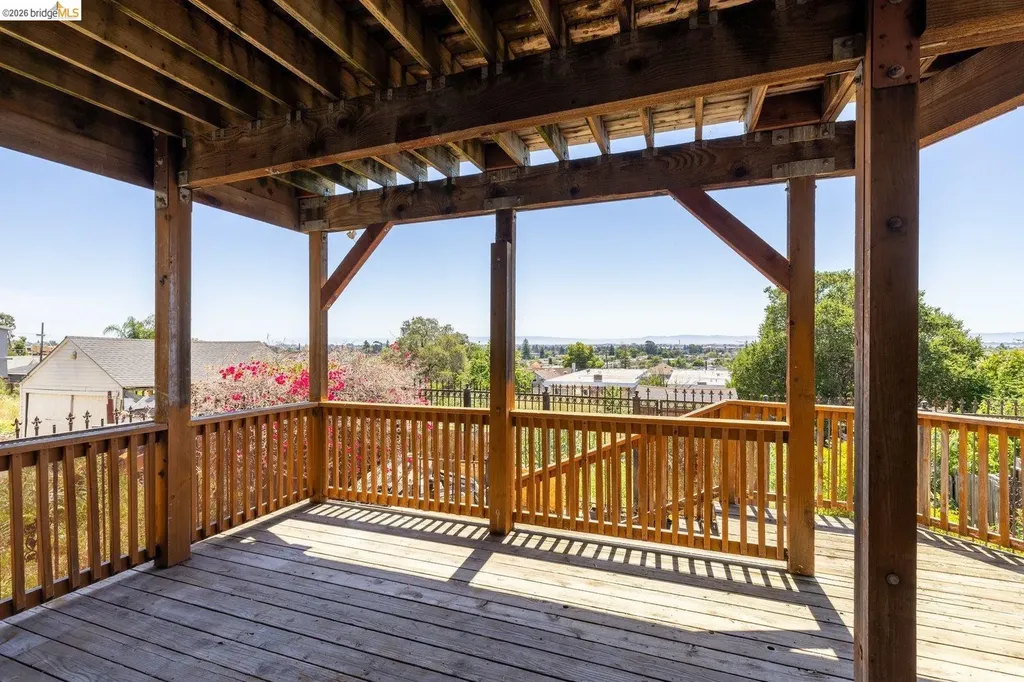 7523 Outlook Avenue Oakland CA 94605