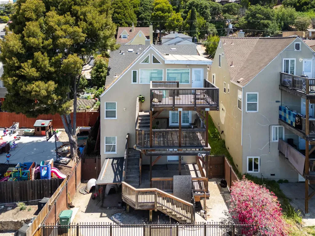 7523 Outlook Avenue Oakland CA 94605