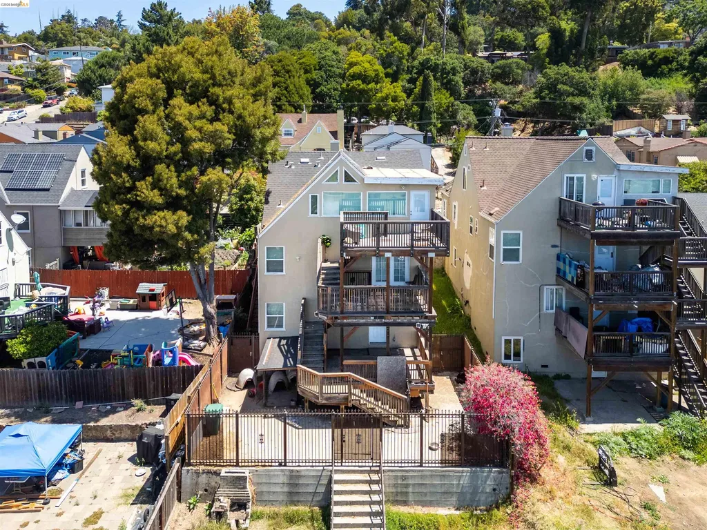 7523 Outlook Avenue Oakland CA 94605