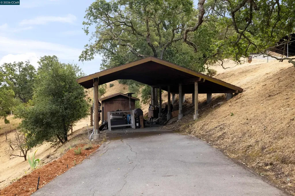 2 Leeward Glen Lafayette CA 94549