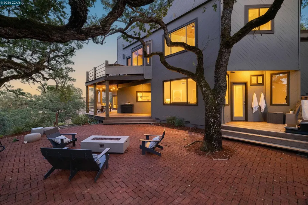 2 Leeward Glen Lafayette CA 94549