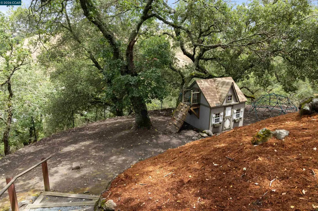2 Leeward Glen Lafayette CA 94549
