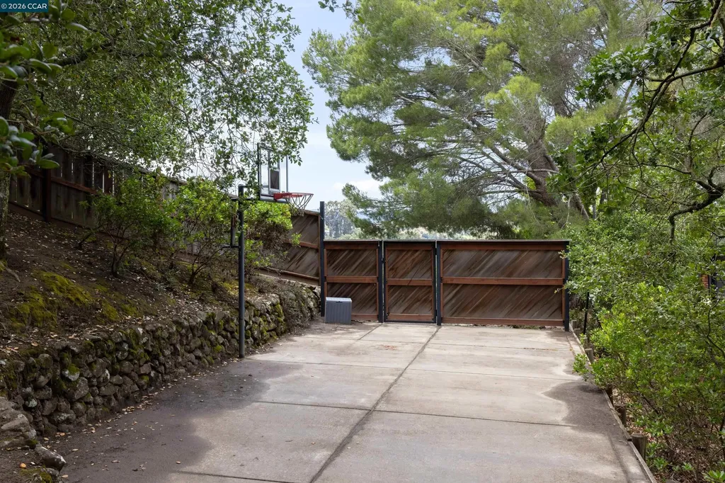 2 Leeward Glen Lafayette CA 94549