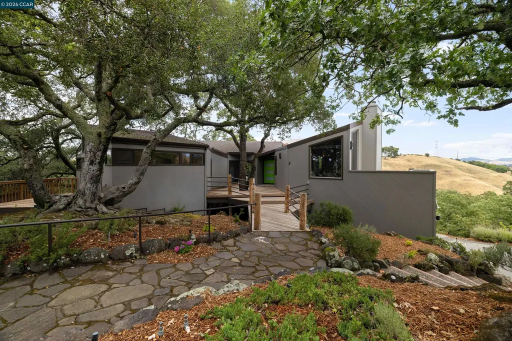 2 Leeward Glen Lafayette CA 94549