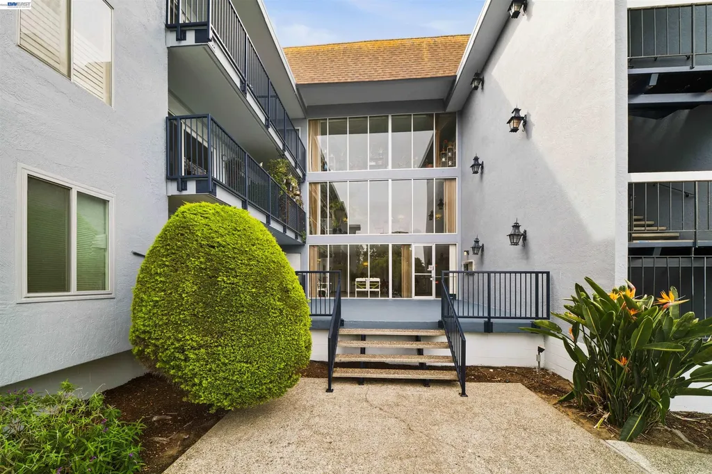 960 Shorepoint Court Alameda CA 94501