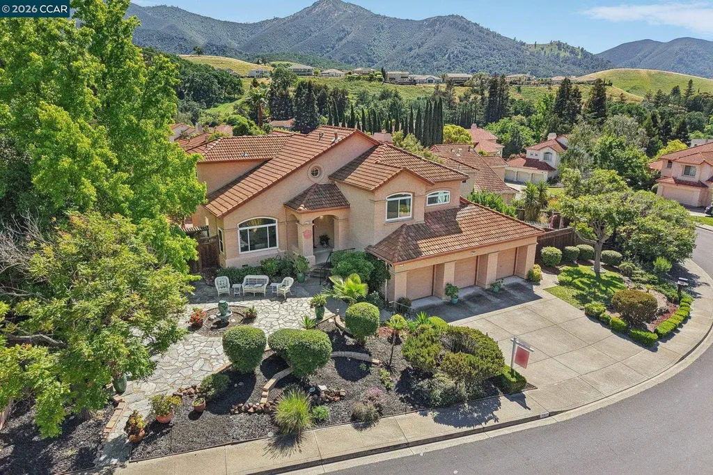 242 El Pueblo Place Clayton CA 94517