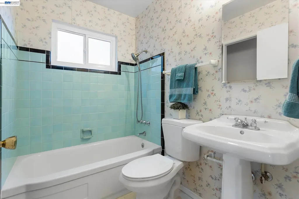 156 Mecartney Road Alameda CA 94502