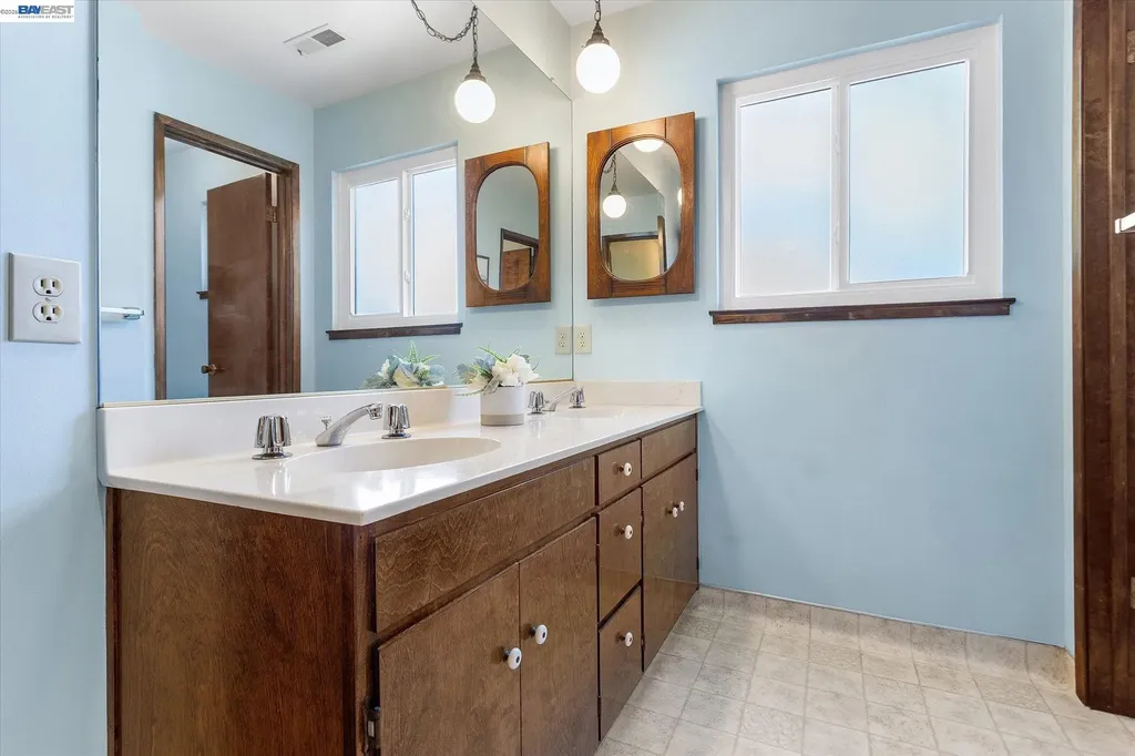 156 Mecartney Road Alameda CA 94502