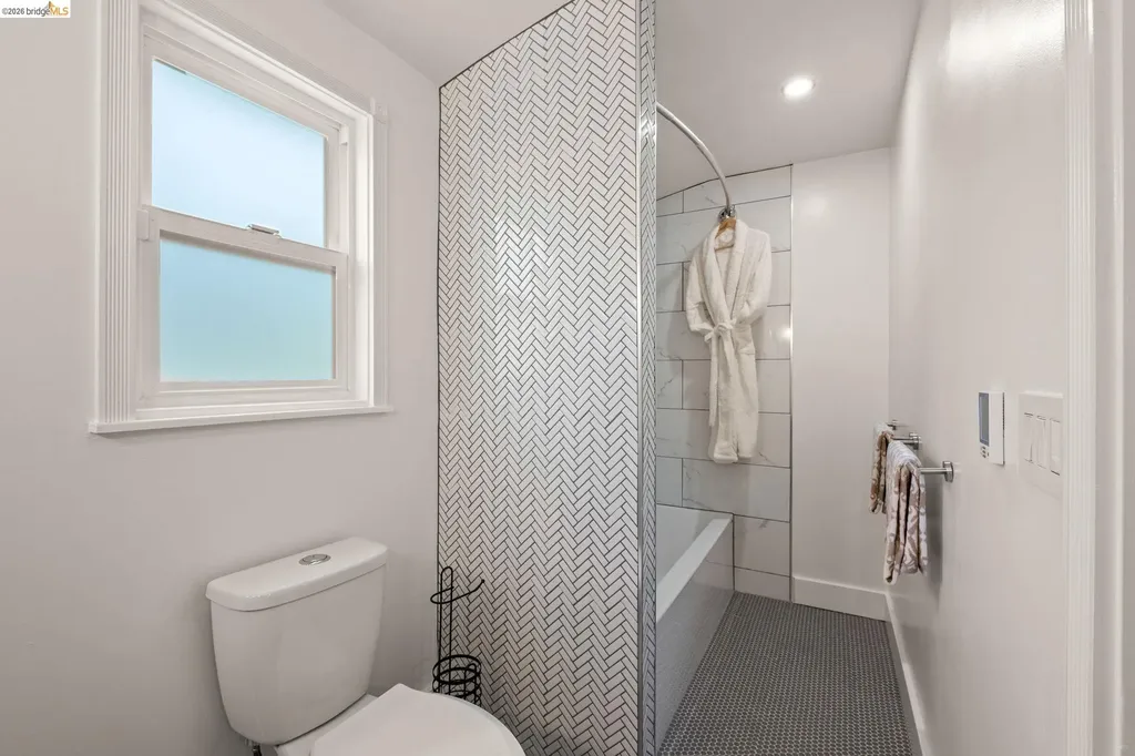 2647 Monterey Boulevard Oakland CA 94602