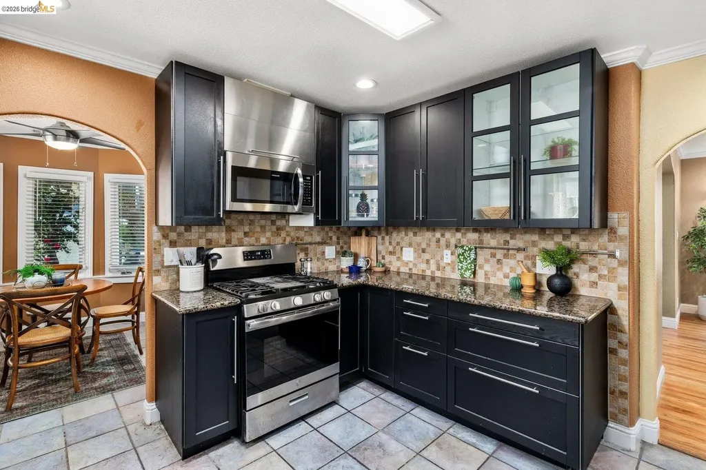 7523 Outlook Avenue Oakland CA 94605